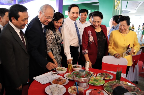 Đồng chí: Nguyễn Thị Kim Ngân - Ủy viên Bộ Chính trị, Chủ tịch Quốc hội cùng các Đại biểu tham quan Hội chợ